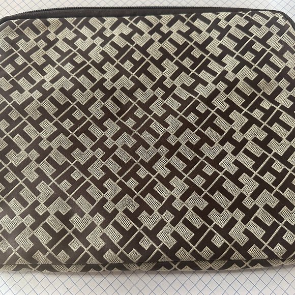 Tommy Hilfiger Zipper Tablet Case Brown - Picture 3 of 3